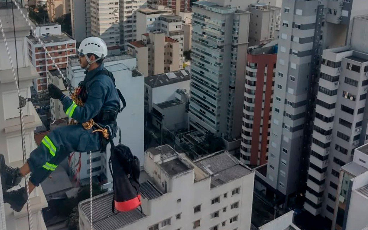 Equipe de engenharia executando reforma de fachada em condomínio de Belo Horizonte