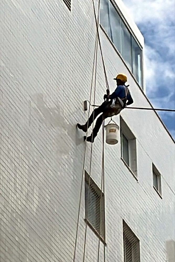 Impermeabilização de fachada em BH – Edifício Abrantes Liberty, Castelo – execução em rapel para estanqueidade da fachada