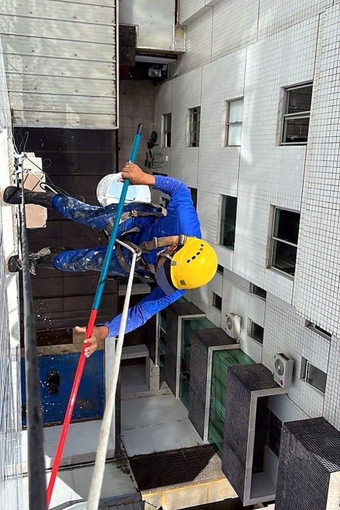 Recuperação de pastilhas e cerâmicas em BH – Edifício Abrantes Liberty, Castelo – limpeza técnica do revestimento cerâmico em altura