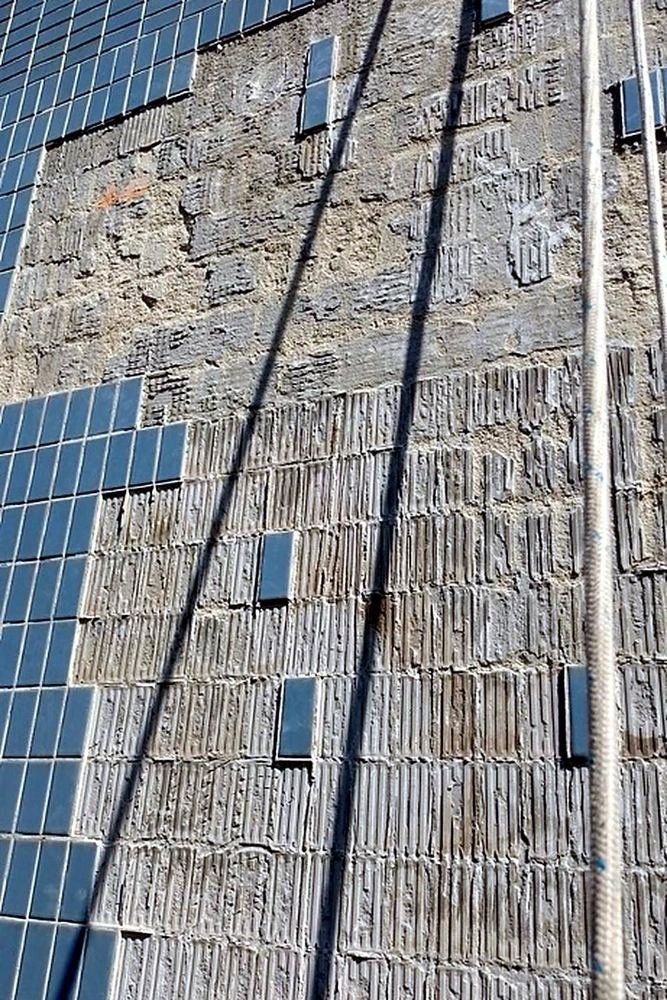 Recuperação de pastilhas de fachada em BH – Edifício Palm Beach, Santa Efigênia – áreas com peças removidas e cordas de acesso