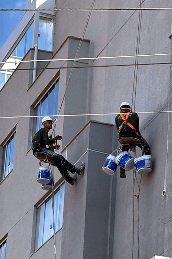 Reforma de fachada em BH – Edifício Waldir, Bela Vista – equipe em rapel aplicando textura